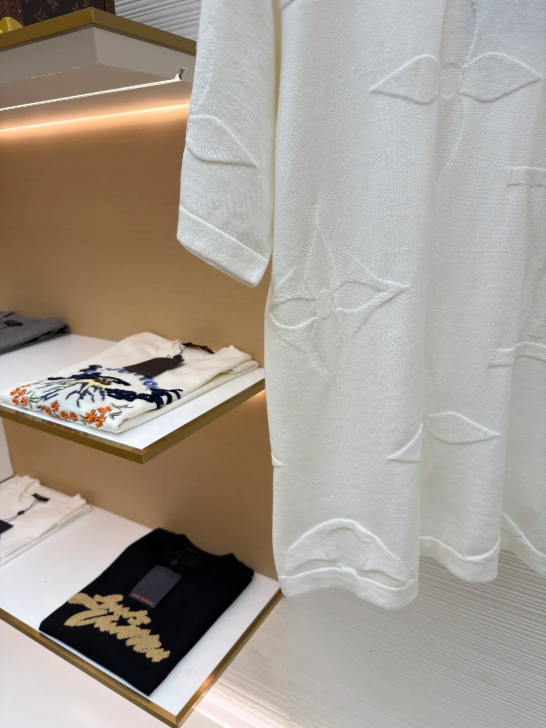 LOUIS VUITTON Four-leaf clover woolen short-sleeve ●Original version: 11000 purchased and developed ●Item number: 1681110-A55 ●Fabric: combed cotton fabric ●Technology: woolen fabric ●Version: fitted version ●Weight: about 240 grams ●Size: XS-S-M-L ●Description: The wool material is made of 40s double-ply 100% combed cotton yarn, and the machine uses 14 needles and 2 yarns to weave the piece. A single piece takes 160 minutes per piece, 20 minutes for plate sewing, manual quality inspection, and specific three-standard washing. The overall wiring is straight and delicate, the fabric is comfortable and soft, and the color is consistent without color difference. It can be matched with the same style to create a fashionable look and control various occasions. Customized accessories, complete with three standards, same style for men and women!